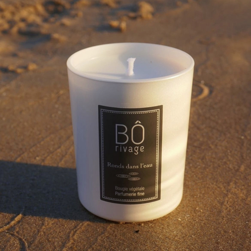 instagram-19 Un parfum aquatique si agréable pendant l'été. Les pieds au bord de l'eau sur la plage, les vagues viennent vous caresser et vous sentez ce parfum unique d'embruns. Un pur bonheur! 🌊

 #uneparenthesebougie #bougienaturelle #bougievégétale #auborddeleau #bordemer #paimpol #bretagne #bougieparfumée #coquillagesetcrustacés #madeinbiarritz